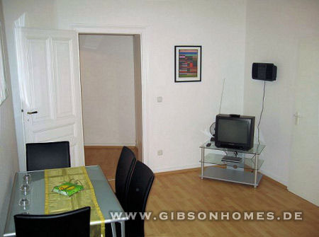 Wohnzimmer mit TV - Apartment in 60389 Frankfurt Nordend