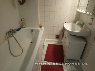 Bad mit Wanne - One-Level-Apartment in 40225 Dsseldorf Flingern-Nord