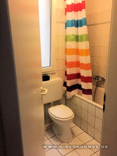 Bad mit Wanne - One-Level-Apartment in 40227 Dsseldorf Friedrichstadt