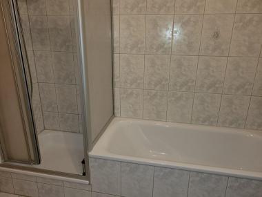 Bad mit Dusche+Wanne - Wohnung in 40699 Erkrath