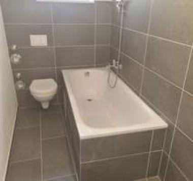 Bad mit Wanne - Etagenwohnung in 47119 Duisburg Laar (3re)