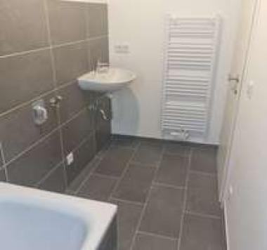 Bad mit Wanne - Etagenwohnung in 47119 Duisburg Laar (3re)