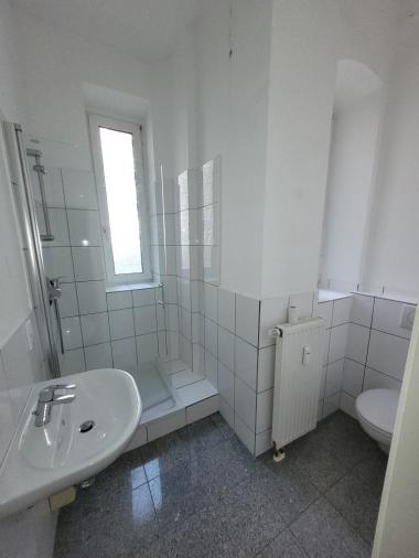 TGL-Bad mit Dusche - One-Level-Apartment in 40227 Dsseldorf Oberbilk