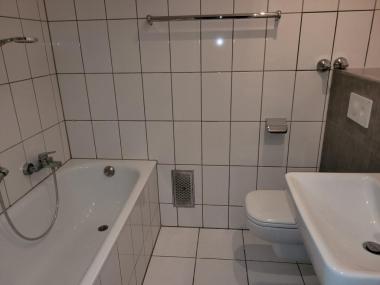 Bad mit Wanne - One-Level-Apartment in 40239 Dsseldorf Dsseltal
