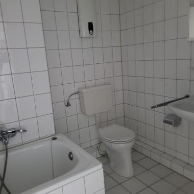 Bad mit Wanne - One-Level-Apartment in 40210 Dsseldorf Innenstadt-2RR-53qm