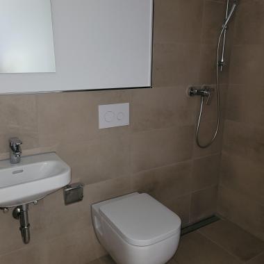 Gste-WC mit Dusche - One-Level-Apartment in 51465 Bergisch Gladbach Stadtmitte