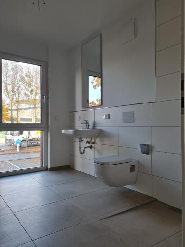 TGL-Bad mit Dusche - One-Level-Apartment in 51465 Bergisch Gladbach Stadtmitte