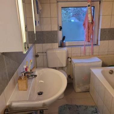 Tageslichtbad mit Wanne - Apartment in 42699 Solingen Barl