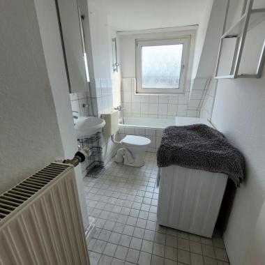 Bad mit Wanne - Level apartment in 42699 Solingen Aufderhhe
