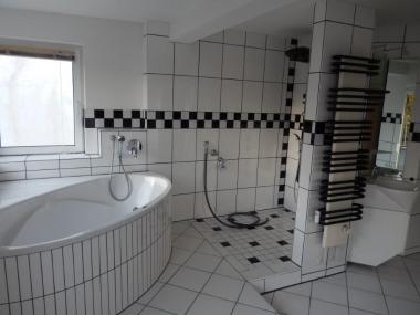 Bad mit Wanne+Dusche - Wohnhaus-Praxis in 41460 Neuss Innenstadt