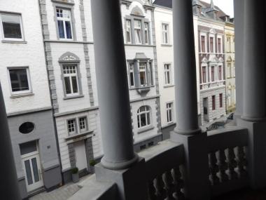 Aussicht vom Straenbalkon - Wohnhaus-Praxis in 41460 Neuss Innenstadt