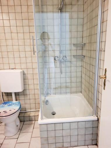 Badezimmer mit Dusche - Apartment in 40219 Dsseldorf Stadtmitte