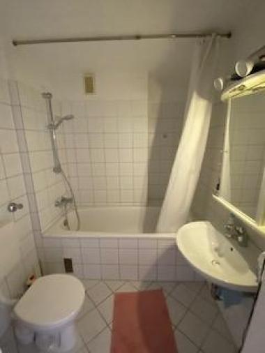 Bad mit Wanne - Level apartment in 40239 Dsseldorf Dsseltal